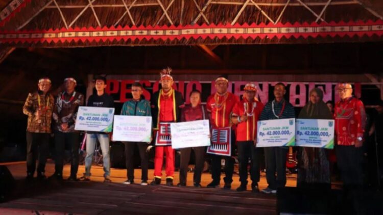 Jaminan Sosial Ketenagakerjaan bagi 37.107 Pekerja Rentan di Mentawai 1 Penyerahan jaminan sosial untuk pekerja rentan di Mentawai. (dok. Antara)