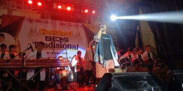 Sumpah Pemuda 2023 Diwarnai Penampilan Darak Badarak di Padang, Legislator dan Pemerintah Bilang Ini 8 Penampilan Darak Badarak di Festival Seni Tradisional di Kantor KAN Pauh IX, Sabtu (28/10/2023) malam. (Foto: Dok. Istimewa)