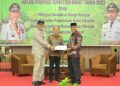 ubernur Sumatera Barat (Sumbar), Mahyeldi menerima penghargaan Nominasi Tim Pengendali Inflasi Daerah (TPID) Provinsi Berkinerja Terbaik di Kawasan Sumatera. (Foto: Dok. Adpim)