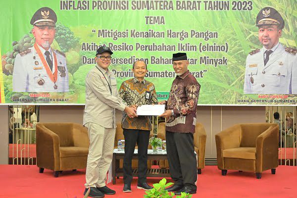 Sukses Turunkan Angka Inflasi di Bawah Nasional, Sumbar Diganjar Penghargaan 1 ubernur Sumatera Barat (Sumbar), Mahyeldi menerima penghargaan Nominasi Tim Pengendali Inflasi Daerah (TPID) Provinsi Berkinerja Terbaik di Kawasan Sumatera. (Foto: Dok. Adpim)