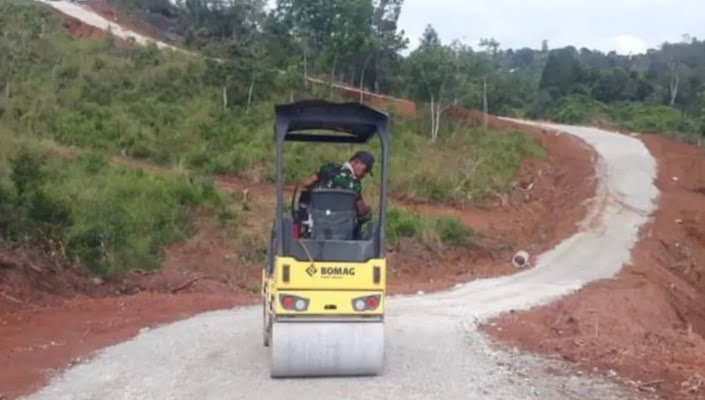 Lama Diimpikan, Kini Warga Tanjung Alai Solok Bisa Nikmati Jalan yang Layak 1 Pengecoran jalan di Nagari Tanjung Alai, Kecamatan X Koto Singkarak, Kabupaten Solok, Sumatera Barat. (Foto: Dok. ANTARA/HO-TMMD 118 Kodim 0309/Solok)