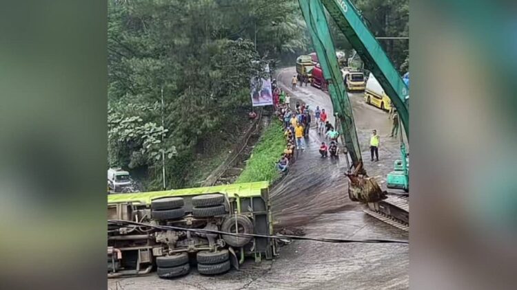 Truk Pembawa Batu Bara Terguling di Sitinjau Lauik, Jalur Padang-Solok Terhambat 1 Proses evakuasi truk terbalik di Sitinjau Lauik, Kecamatan Lubuk Kilangan, Kota Padang pada Kamis (19/10/2023) pagi. (Foto: Dok. TikTok/@jalursitinjaulauik)