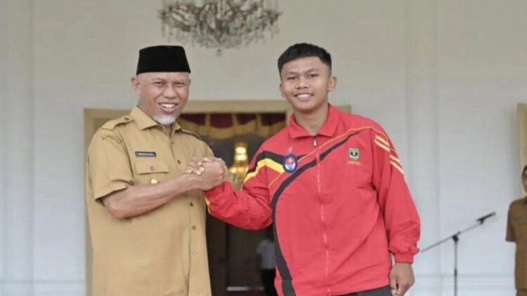 Dua Pemain Muda Sumbar Ini Masuk Skuad Timnas di Piala Dunia U-17 1 Gubernur Sumbar, Mahyeldi saat bertemu pemain muda asal Sumbar Muhammad Nabil Asyura di Padang. (ANTARA/Miko Elfisha)