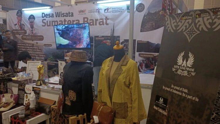 Pemprov Sumbar Klaim Program 100 Ribu Enterpreneur sudah Terealisasi 60 Persen 1 Pameran produk menjadi salah satu bentuk dukungan Pemprov Sumbar untuk mendorong munculnya para pengusaha muda. (ANTARA/Miko Elfisha)