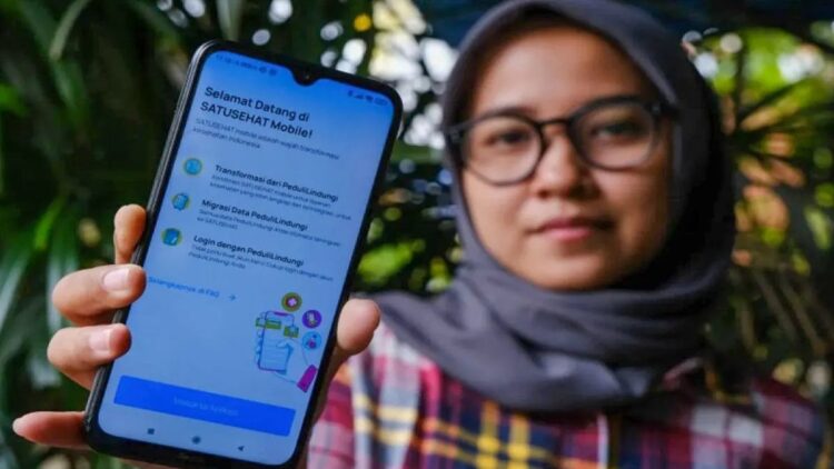 Warga memperlihatkan aplikasi SatuSehat Mobile di Pontianak, Kalimantan Barat, Rabu (1/3/2023). (ANTARA FOTO/Jessica Helena Wuysang/foc)