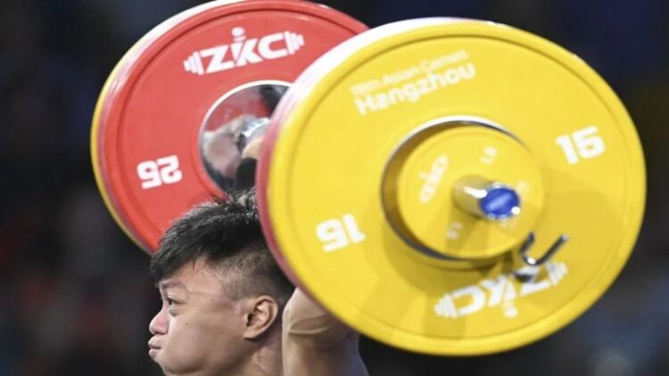 Lifter putra Indonesia Rahmat Erwin Abdullah melakukan angkatan snatch pada final 73 kilogram Grup A Asian Games 2022 di Xiaoshan Sports Centre Gymnasium, Hangzhou, China, Selasa (3/10/2023). ANTARA FOTO/M Risyal Hidayat/rwa.