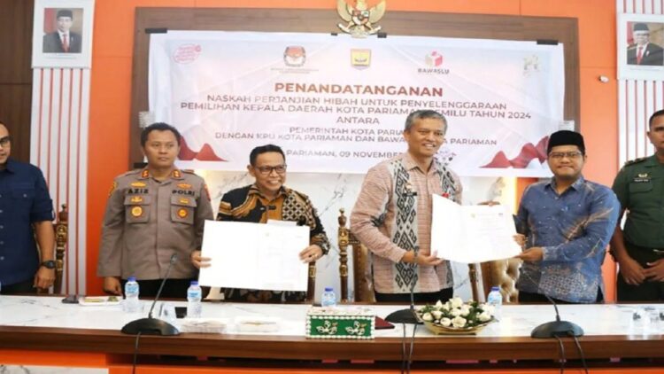 Penjabat Wako Pariaman, Sumbar Roberia (tengah) foto bersama usai penandatanganan NPDH di Pariaman. Antara/HO-Diskominfo Pariaman