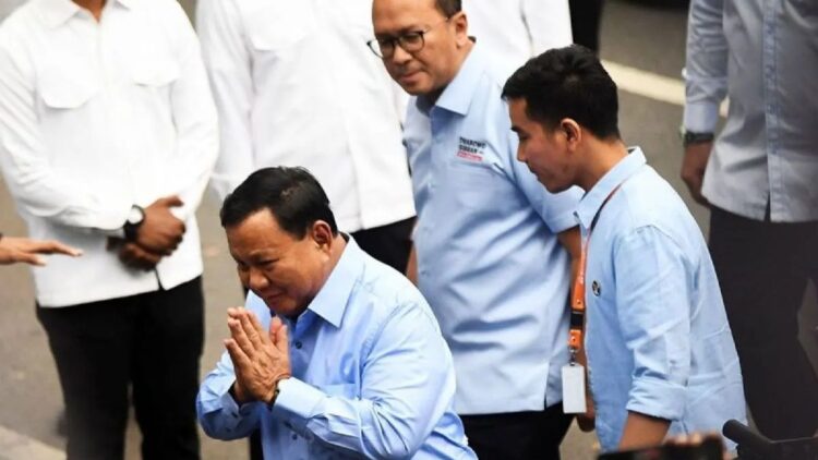 Hari ke-3 Kampanye, Prabowo Tetap Jalankan Tugas Menhan 1 Calon presiden dan wakil presiden nomor urut 2, Prabowo Subianto-Gibran Rakabuming Raka tiba di lokasi Deklarasi Kampanye Pemilu Damai 2024 di kompleks Kantor KPU, Jakarta, Senin (27/11/2023). ANTARA FOTO/Aditya Pradana Putra/rwa/aa.