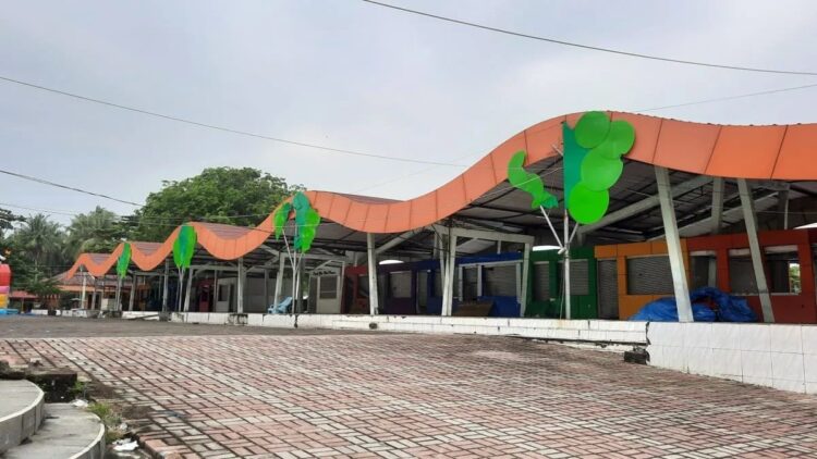 Kondisi Pujasera Gandoriah, Pantai Gandoriah, Kota Pariaman, Sumbar yang belum dimanfaatkan untuk jual beli. ANTARA/Aadiaat M.S.