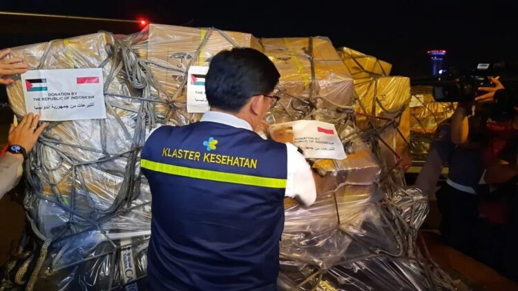 Kementerian Kesehatan (Kemenkes) RI menyalurkan bantuan kemanusiaan sebanyak tujuh ton peralatan kesehatan bagai warga Palestina yang menjadi korban dalam konflik di jalur Gaza. (Azmi Samsul Maarif)
