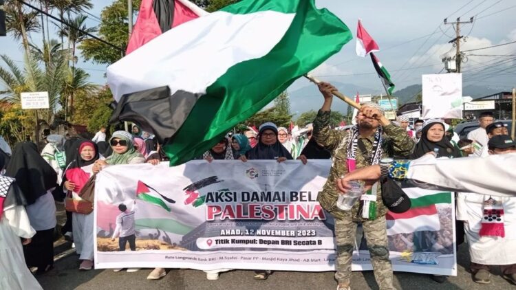 Ribuan massa ikuti long march aksi damai bela Palestina menuju lapangan Bancah Laweh. (ANTARA/ Isril)