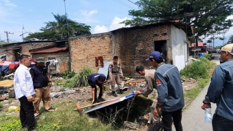 Ketua Bawaslu Padang Pariaman, Sumbar Azwar Mardin memantau proses penertiban baliho APS yang menyerupai APK milik salah satu Caleg di kawasan Kecamatan Batang Anai, Rabu. ANTARA/Aadiaat M. S.