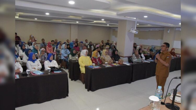 Puluhan Pelaku UMKM di Padang Dilatih Pemasaran Produk secara Online 1 Pelaku UMKM di Padang mendapatkan pelatihan pemasaran online. (Foto: Dok. Diskominfo Padang)