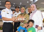 Cegah stunting, Pemko Padang Bagikan Telur-Tablet Penambah Darah ke Ratusan Warga