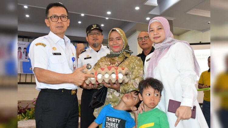 Pemko Padang membagikan telur kepada warga. (Foto: Dok. Diskominfo Padang)