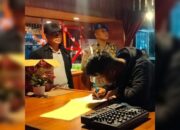 Petugas Satpol PP Sita Puluhan Botol Minol saat Razia Tempat Karaoke di Padang