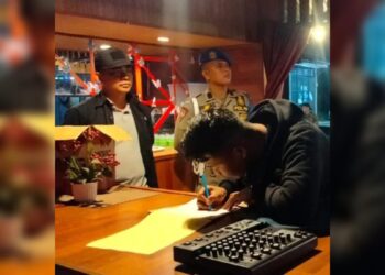 Petugas Satpol PP Sita Puluhan Botol Minol saat Razia Tempat Karaoke di Padang