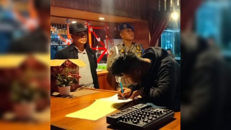 Petugas Satpol PP Padang merazia tempat karaoke. (Foto: Dok. Satpol PP Padang)