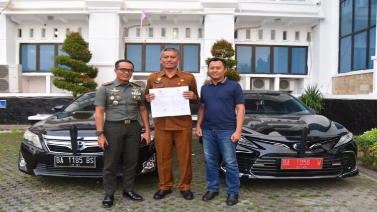 Dua Mobnas Dipinjamkan ke Dandim dan Kapolres, Ini Alasan Pj Wako Pariaman 1 Penjabat Wako Pariaman, Sumbar Roberia (tengah) berfoto bersama Kapolres Pariaman dan Dandim 0308 Pariaman saat proses peminjaman mobil dinas. Antara/HO-Diskominfo Pariaman