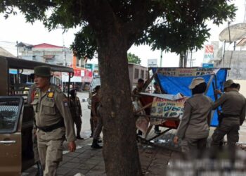 Pedagang Buah di Padang Ini Nekat bikin Kanopi di Atas Trotoar, Satpol PP Lakukan Penertiban