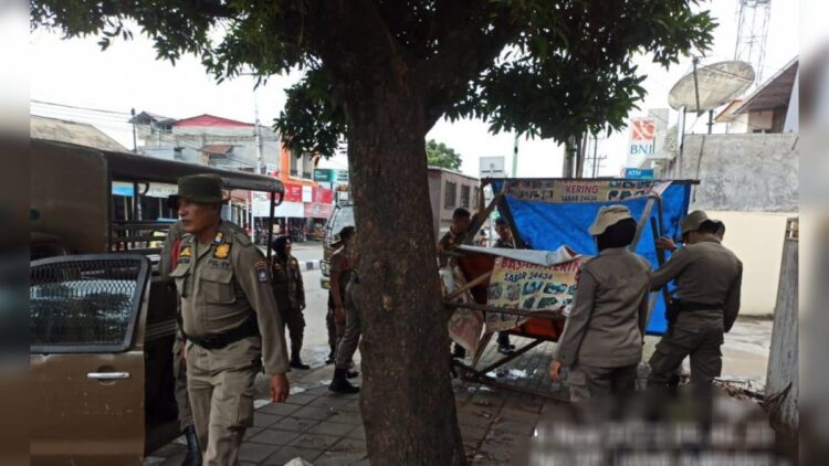 Penertiban sejumlah pedagang di kawasan Sawahan hingga Andalas oleh Satpol PP pada Senin (6/11/2023) siang. (Foto: Dok. Satpol PP Padang)