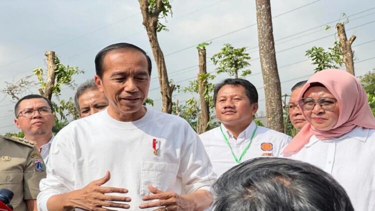 Presiden Joko Widodo saat memberikan keterangan pers di acara Gerakan Tanam Pohon Bersama di Hutan Kota Kawasan Industri Pulogadung, Jakarta Timur, Rabu pagi (29/11/2023). (ANTARA/Andi Firdaus)