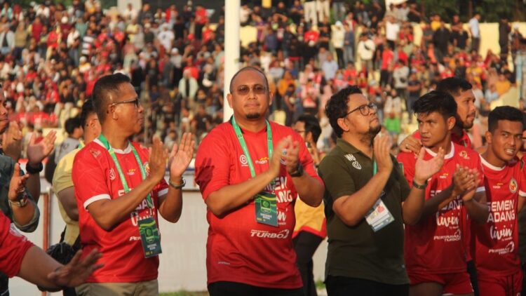 Semen Padang FC Pastikan Tiket 12 Besar, Andre Rosiade Beri Bonus Rp100 Juta 1 Penasehat Semen Padang FC, Andre Rosiade ikut merayakan kemenangan saat laga melawan Sriwijaya FC, Minggu (26/11/2023) sore. (Foto: Dok. Istimewa)