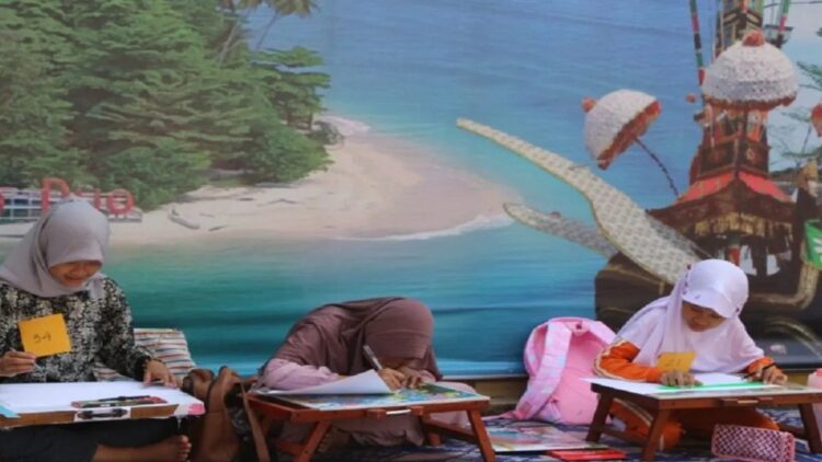 Pemko Pariaman Izinkan Warga Manfaatkan Atap Pasar Rakyat untuk Gelar Berbagai Kegiatan 1 Sejumlah siswi SD di Kota Pariaman, Sumatera Barat mengikuti Lomba Melukis di atap Pasar Rakyat Pariaman. Antara/HO-Diskominfo Pariaman