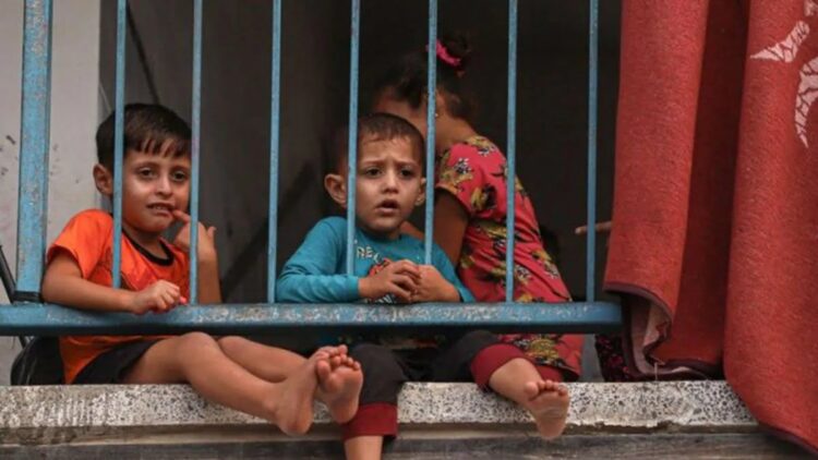 Satu Anak di Gaza Tewas setiap 10 Menit Selama Serangan Israel 1 Anak-anak pengungsi terlihat di dalam sekolah yang berafiliasi dengan UNRWA, di selatan Jalur Gaza pada 23 Oktober 2023. ANTARA/Xinhua/Rizek Abdeljawad/pri. (ANTARA/Xinhua/Rizek Abdeljawad) (ANTARA/Xinhua/Rizek Abdeljawad)