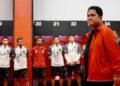 Hasil Drawing Piala Asia U-23, Ketum PSSI: Jangan Gentar! 3 Ketua Umum PSSI, Erick Thohir saat memberi arahan untuk para pemain Timnas. (dok. PSSI)