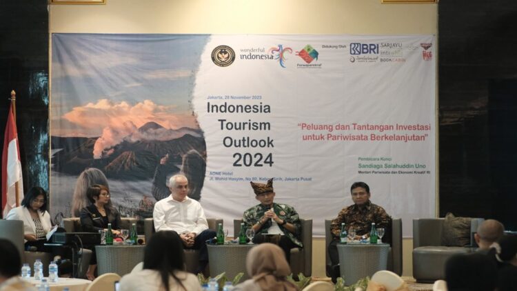 Menparekraf Sandiaga Uno dalam Indonesia Tourism Outlook 2024 bertajuk “Peluang dan Tantangan Investasi untuk Pariwisata Berkelanjutan” yang digelar oleh Forum Wartawan Pariwisata dan Ekonomi Kreatif (Forwaparekraf) di Hotel AOne Jakarta, Selasa (28/11/2023). (Foto: Ibonk Forwaparekraf/Istimewa/HO InfoPublik)