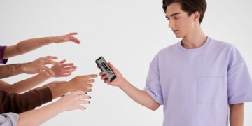 HP Tecno (sumber. https://img.freepik.com/free-photo/people-connected-social-media_23-2149160175.jpg?w=740&t=st=1701256185~exp=1701256785~hmac=70a7408919cd61547020c28cde51b356e25a3aafd0bf6ad09266adee7f137714 )