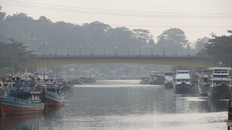 Permudah Nelayan di Daerah, Pemprov Sumbar Sarankan Pengurusan Izin Kapal ke KKP 1 Sejumlah kapal nelayan berjejer di Muaro Padang, Sumatra Barat. (Antara/Fandi Yogari).