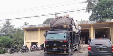 19 dari 6.452 Kotak Suara yang Diterima KPU Pasbar Rusak 8 KPU Pasbar Terima 6.452 Kotak Suara, bakal Ditempatkan di 1.286 TPS