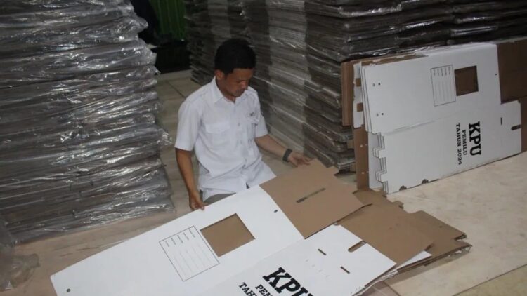 Ilustrasi petugas KPU Kota Bukittinggi saat memeriksa logistik kebutuhan Pemilu 2024. KPU Bukittinggi mengungkap temuan 20 kotak suara dalam kondisi rusak. (ANTARA/AL FATAH)