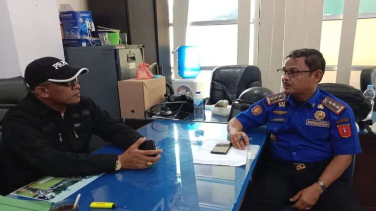 Sekretaris Satpol PP Damkar Agam Afliwaneri dan Kepala Bidang Ketertiban Umum dan Ketentraman Masyarakat Satpol PP Damkar Agam Yul Amar. Dok Antara/Yusrizal