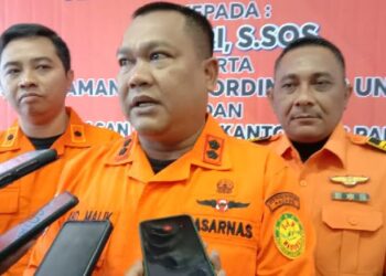 Kepala Kantor SAR Padang, Abdul Malik (tengah) didampingi Kasi Ops Kantor SAR Surabaya, Mahmud Afandi (kiri) dan Kasi Ops Kantor SAR Padang, Hendri (kanan). (Foto: Dok. Muhammad Aidil)