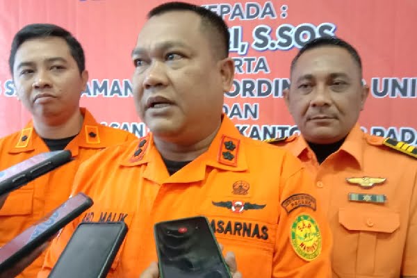 Cerita Hendri Basarnas, Mengabdi di Kepulauan Mentawai Bertahun-tahun hingga Promosi Jabatan di Padang 1 Kepala Kantor SAR Padang, Abdul Malik (tengah) didampingi Kasi Ops Kantor SAR Surabaya, Mahmud Afandi (kiri) dan Kasi Ops Kantor SAR Padang, Hendri (kanan). (Foto: Dok. Muhammad Aidil)