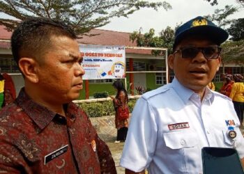 Dari kiri ke kanan: Kepala SMAN 8 Padang, Zahroni dan Kepala Divre II PT KAI Sumbar, Sofan Hidayah. (Foto: Dok. Radarsumbar.com)