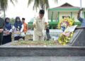 Tabur bunga di makam tokoh kesehatan asal Sumbar, Mohammad Djamil. (Foto: Dok. Adpim)