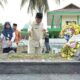 Tabur bunga di makam tokoh kesehatan asal Sumbar, Mohammad Djamil. (Foto: Dok. Adpim)