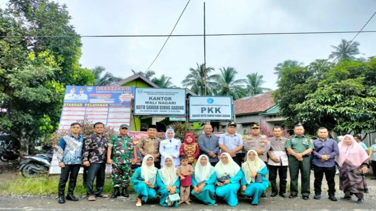 Pemkab Pasbar bakal Terima Dana Desa Rp97 Miliar di 2024 1 Pemkab Pasaman Barat saat meninjau pengunaan dana desa di Ujung Gading, Kecamatan Lembah Melintang, beberapa waktu lalu. Untuk 2024 nanti dana desa naik Rp63 miliar dibandingkan tahun 2023. ANTARA/HO-DPMN Pasaman Barat