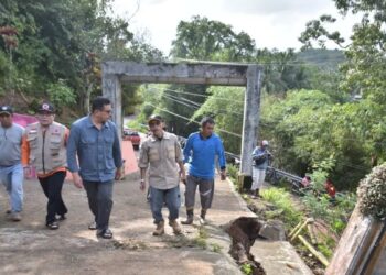 Ruas Jalan-Satu Rumah di Sawahlunto Rusak akibat Longsor, Pemko Langsung Turun Tangan