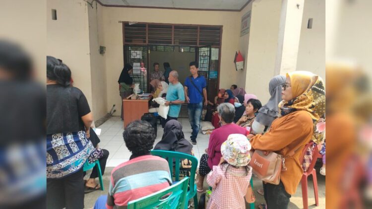Warga Kelurahan Batang Arau Kecamatan Padang Selatan antre untuk mendapatkan bantuan beras. (Foto: Dok. Diskominfo Padang)