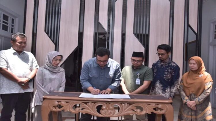 Pj Wali Kota Sawahlunto Zefnihan menandatangani NPHD dana hibah Pilkada kepada KPUD Sawahlunto. (Antarasumbar/Yudha Ahada)