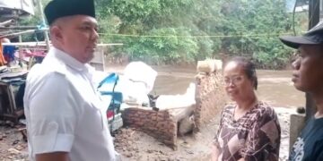 Braditi Moulevey Bantu Ratusan Relawan Terdampak Banjir di Kampung Melayu, Jaktim 8 Braditi Moulevey Bantu Ratusan Relawan Terdampak Banjir di Kampung Melayu, Jaktim