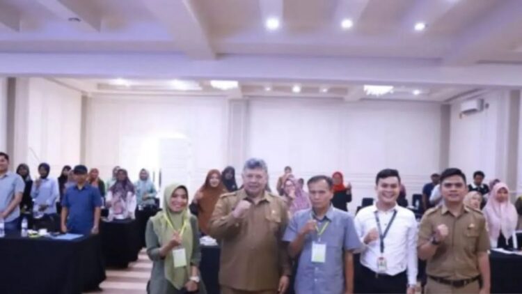 Wali Kota Solok Zul Elfian Umar (nomor dua) dari kiri saat foto bersama dengan peserta seminar di Kota Solok, Sumatera Barat (Sumbar). ANTARA/HO-Diskominfo Solok