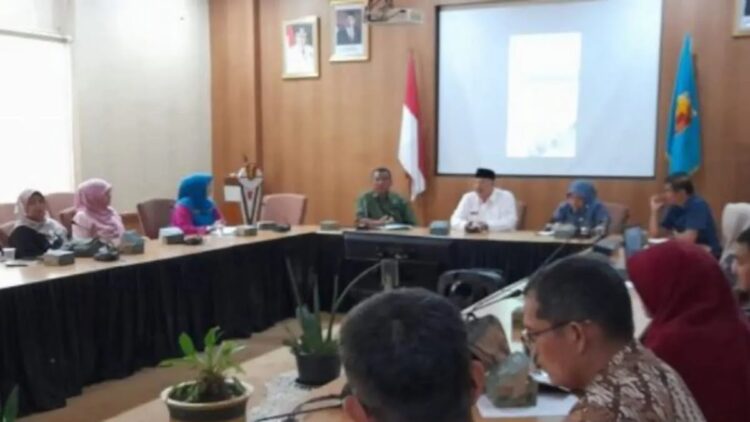 Cegah Dampak El Nino, Pemko Solok Panen Raya Padi 1 Wali Kota Solok Zul Elfian Umar saat memimpin rapat koordinasi (Rakor) persiapan gerakan panen raya padi di Kota Solok, Sumbar (ANTARA/HO-Diskominfo Solok)