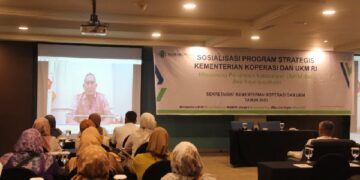 Andre Rosiade: Usaha Mikro Berkelanjutan Mampu Tekan Angka Pengangguran 8 Anggota DPR RI asal Sumbar, Andre Rosiade membuka kegiatan Sosialisasi Program Strategis Kementerian Koperasi dan Usaha Kecil dan Menengah (Kemenkop UKM) bertajuk 'Mendorong Penumbuh Kembangan UMKM dan Jiwa Kewirausahaan'. (Foto: Dok. Tim AR)