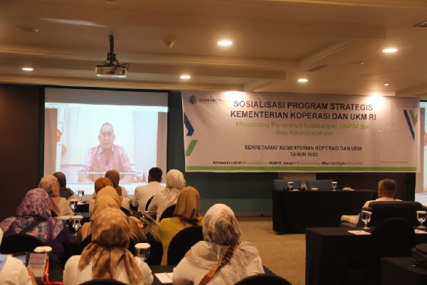 Andre Rosiade: Usaha Mikro Berkelanjutan Mampu Tekan Angka Pengangguran 1 Anggota DPR RI asal Sumbar, Andre Rosiade membuka kegiatan Sosialisasi Program Strategis Kementerian Koperasi dan Usaha Kecil dan Menengah (Kemenkop UKM) bertajuk 'Mendorong Penumbuh Kembangan UMKM dan Jiwa Kewirausahaan'. (Foto: Dok. Tim AR)